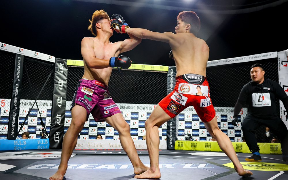 BreakingDownのリングでMMAルールを戦うゴングマン