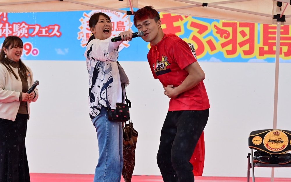 イベントステージで漫才を披露するゴングマン