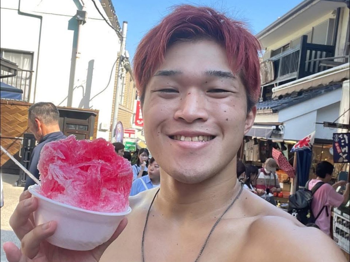 かき氷を手に笑顔で自撮りするゴングマン